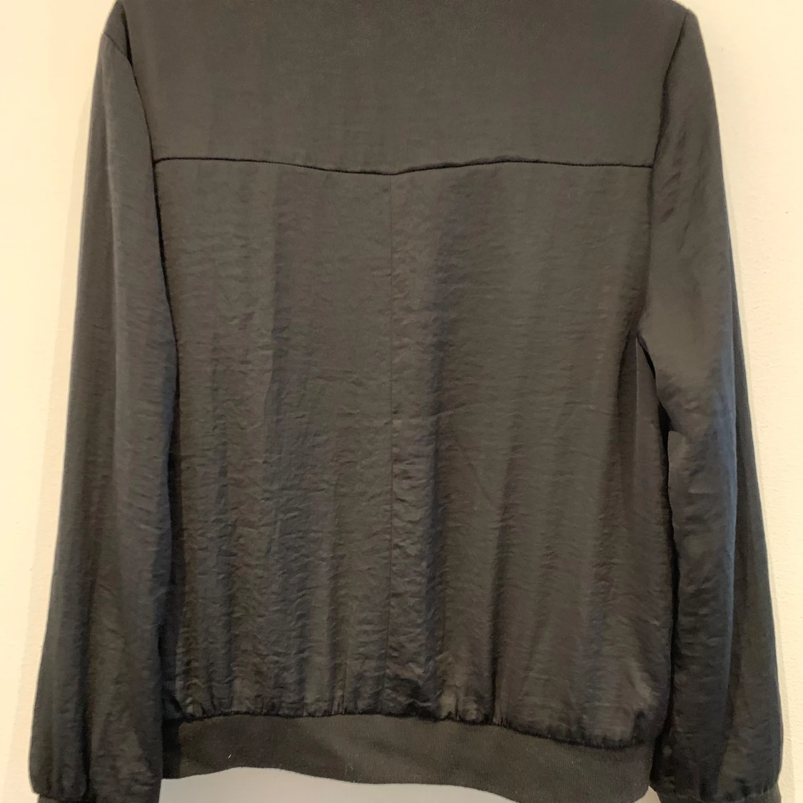 Svart bomberjacka med dragkedja - 1