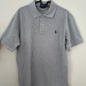 Ralph Lauren Piké  - Säljer denna riktigt snygga Ralph Lauren pikén perfekt nu inför sommaren. Den är i mycket bra skick och knappt använd. Nypris 1499kr, Mitt pris 599kr. Pris kan eventuellt diskuteras
