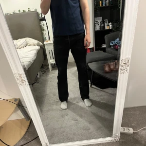 Svarta Levis 501 jeans - Normala svarta Levis jeans, sitter decent på mig som är 184,4. Sitter nog bäst på någon som är samma längd eller kortare