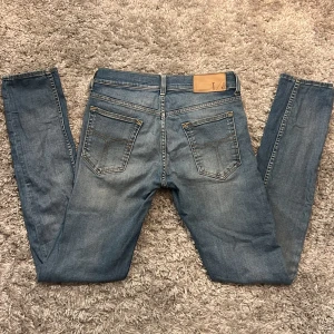 Tiger of Sweden Slim fit jeans - Säljer dessa riktigt snygga Tiger Of Sweden jeansen i en slim fit modell. Jeansen är i storlek 28/32 och är i bra skick, inga defekter. Bara att skriva över frågor och funderingar.