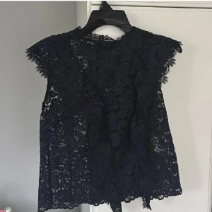 Svart spetsblus med ärmlös design - superfin blus som inte passar mig längre!