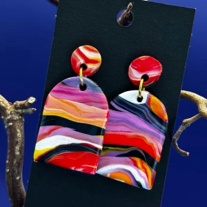 Färgglada statement örhängen i polymerlera - Unika handgjorda örhängen i polymerlera, allergivänliga. 🔸Design: HEARTBEATS🔸