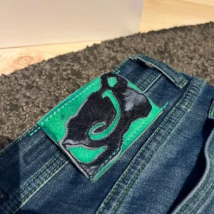 688 Jacob Cohen jeans  - Tjena, säljer mina asfeta Jacob Cohen jeans nu då de inte passar mig längre, de har en riktigt fet grön tråd och tema genom jeansen med modellen 688. Allra högsta kvalitet! Midjemåttet är 42 cm och inre benlängd 70