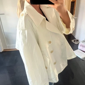 kort trenchcoat  - Oversized vit trenchcoat från Arket i S🥰 Använd 1 gång