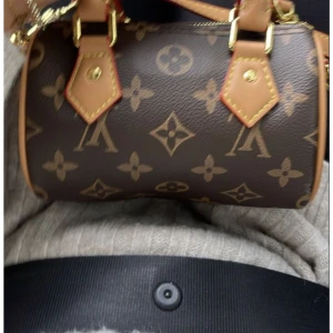 Hand väska  - Den är inte äkta skriv för fler bilder 