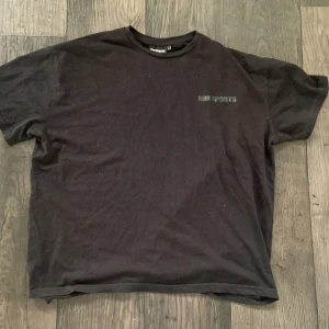 MM Sports Oversized Shirt - Oversized tröja från MM Sports i storlek S, står ”MMSports” på bakisdan. Använd fåtal gånger, lite dammig på bilden. Perfekt träningströja.