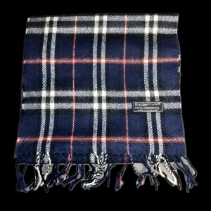 Marinblå Burberry Halsduk - Galet fet burberry halsduk! || Skick 9/10 || 100 % lammull || Nypris över 4000kr || Mitt pris Endast 349kr || Vid funderingar är det bara att skriva🤝