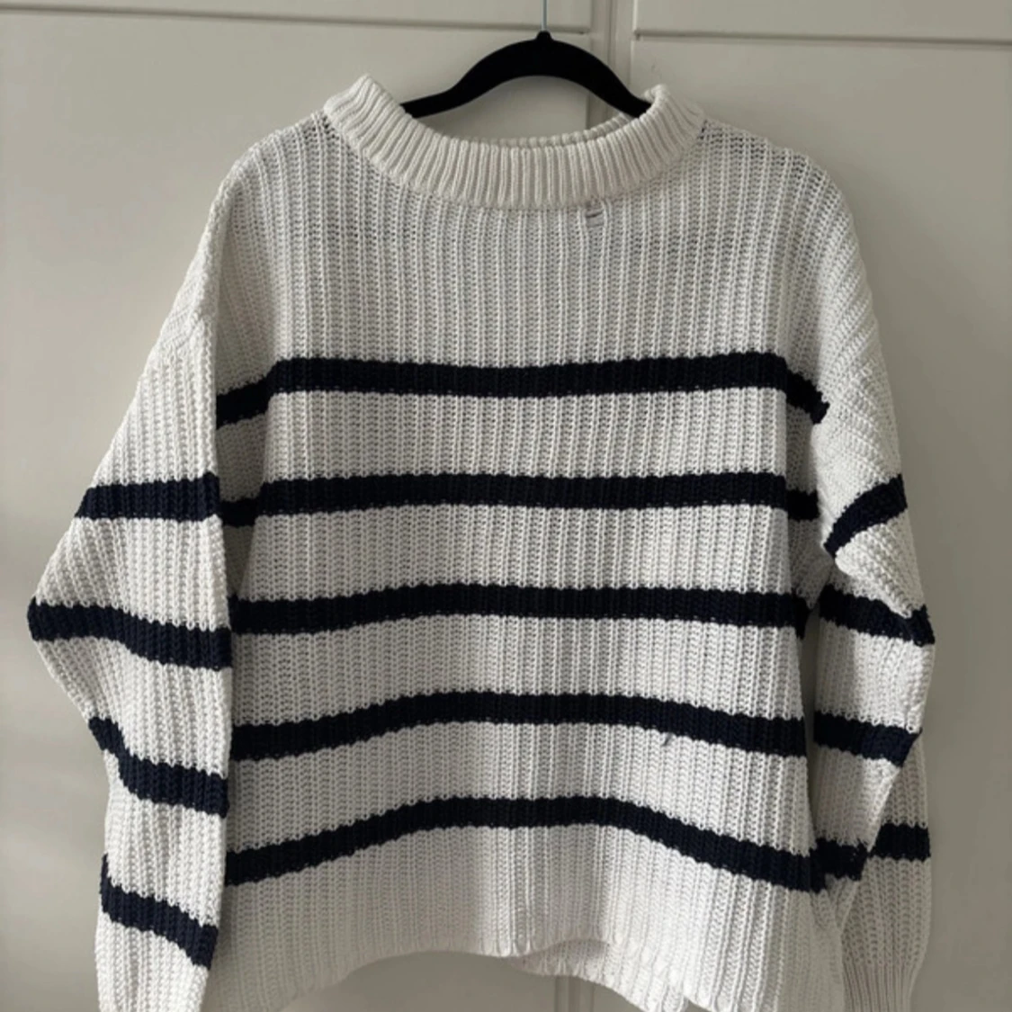 Vit och marinblå randig stickad tröja