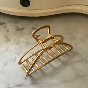 Guldig hårklämma🧡 - Säljer en stilren hårklämma i guldigt metallmaterial. Perfekt accessoar för att enkelt sätta upp håret och så snygg❤️‍🔥Nyskick