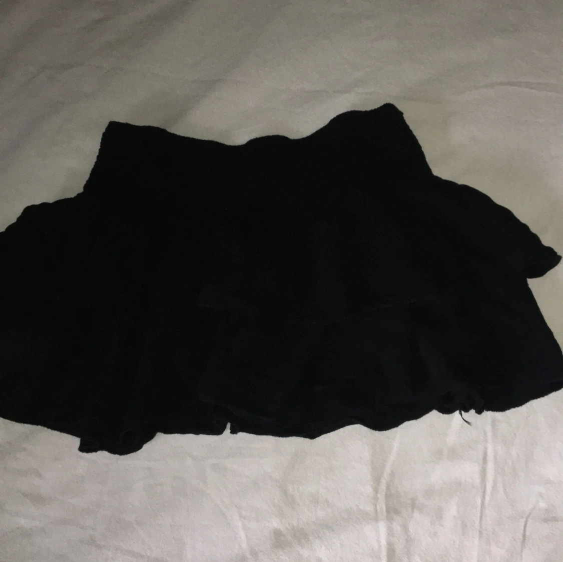 Svart volangkjol med resårmidja