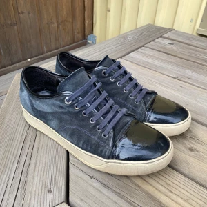 Mörkblåa Lanvins - Mörkblåa lanvins med glansig toecap. Storlek 43 (UK 8). Bra skick, använda men bra helhetsintryck. Pris 1399 eller kom med bud! Dustbag ingår! BVSA💰