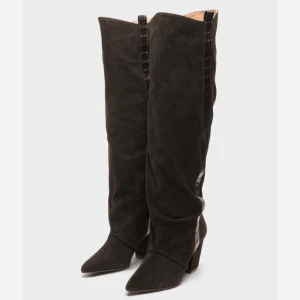 Bruna höga stövlar i mocka twist and tango - Säljer mina bruna höga twist and tango stövlar  i mocka med spetsig tå och klack. Perfekta att styla till klänning eller kjol. Lite mindre i storleken! 💖