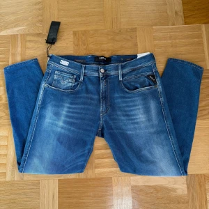 Blåa Replay Jeans nya - Helt nya replay jeans anbass hyperflex med prislapp kvar | Storlek W32 L30 | Säljer pga fel storlek, inga defekter | Skriv för fler bilder/frågor!☺️