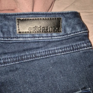 Blåa Adidas jeans storlek S - Jeans från adidas i storlek S Aldrig använda endast upptvättade. Väldigt långa i benen (ska mäta och uppdatera) väldigt mjuka  #adidas #adidasjeans #jeans #storleks 🇸🇪 #wilmabooksstorleks #jeansadidas