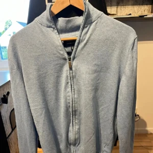 Ljusblå ziptröja från Andrew James - Hej! 😇😇😇 Jag säljer en Ljusblå långärmad ziptröja från Andrew James i ekologisk bomull och skick 10/10, nästan aldrig använd. Nypris på 1600 och väldigt unik. Den passar någon mellan 170-160 cm och 60-70 kg 