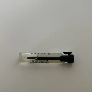 ESSNCE parfymprov High on chai - Liten parfymflaska från ESSNCE (high on chai) aldrig använd 2ML aldrig använd 