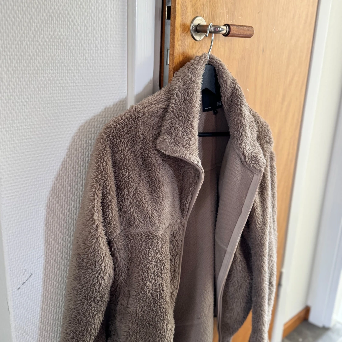 Beige teddyjacka med dragkedja - 2