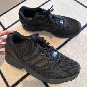 Svarta Adidas sneakers - Köpte från adidas, storlek 40. Pris 300 kr 