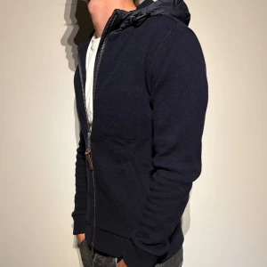 Woolrich Cardigan - Sjukt fet cardigan från woolrich med windbreaker luva i fint skick! Storlek M. Hör av er vid frågor!