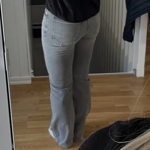 Mid waist bootcut jeans - Jättesnygga jeans från Gina! Använda ett fåtal gånger. Säljer för att jag föredrar mörkare jeans💕jag är 158 cm och de är lite för långa för mig☺️