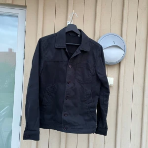 Lindbergh Overshirt - Säljer en stilren mörkblå overshirt från märket Lindbergh. Grymt snygg med skön passform. Perfekt för kommande varmare dagar. Storlek S, bra skick. Använd lite förra våren. Nypris ca 900. 100% bomull. Hör gärna av er vid minsta fundering👍