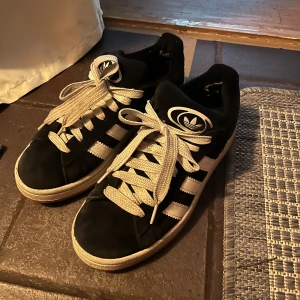 Adidas campus - Lite slitna i hälen, men annars inget mer än de. Säljer dom då jag köpt nya men dessa är så otroligt snygga!! Pris kan diskuteras🥰