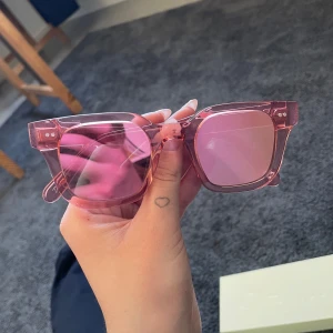 CHIMIS  - Snygga solglasögon från CHIMI i modellen #004 GUAVA. De har en fyrkantig form med transparent rosa bågar med spegelglas. Perfekta för att ge din look en färgklick. Säljs inte längre i denna modell. Använt fåtal gånger. Mycket fint skick, inga defekter. Kan tänka mig gå ner vid snabb affär!