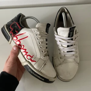 Vita sneakers från Dolce & Gabbana - Sjukt feta Dolce & Gabbana sneakers, perfekta inför våren och sommaren. Nypris på dessa ligger upp mot 8000kr. Storlek 40 men passar bra på mig som har 42. Inget fel på skicket, lite vanligt slitage bara, som syns på bilderna. 