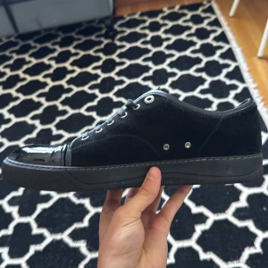 Svarta lanvins  - Säljer ett par svarta lanvins jätte fint skick användes till ett bröllop bara dustbags ingår. Perfekta för dig som gillar stilrena och moderna skor.