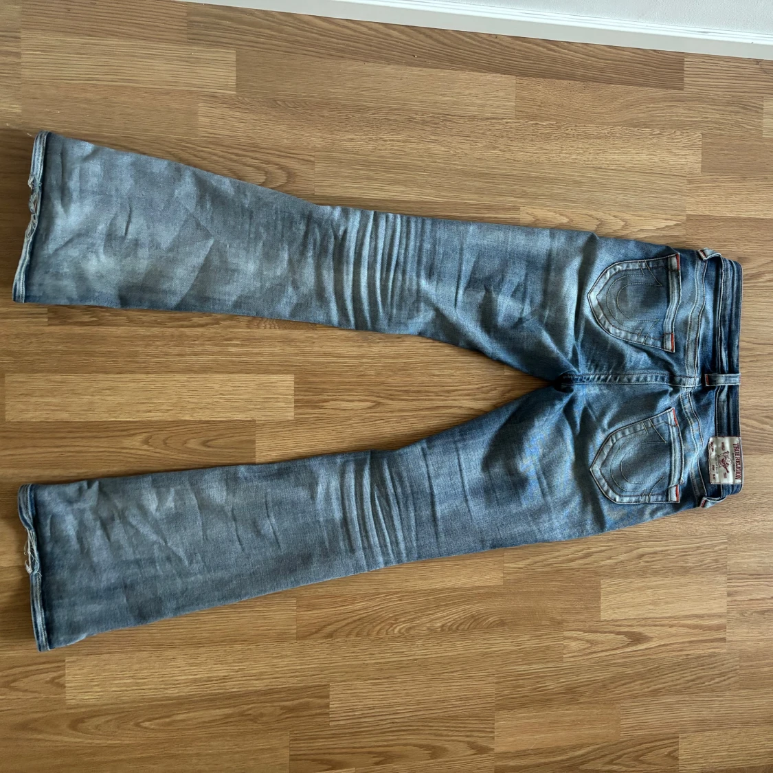 Blå bootcut jeans från True Religion - 1