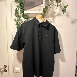 Nike golf polo - Väldigt trevlig och luftig Nike tröja. Den är i storlek XXL men sitter som en relaxed medium på mig, jag är 181,5cm för referens