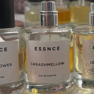 ESSNCE Carashmellow Eau de Parfum - En stilren parfymflaska i glas med silverfärgad kork från ESSNCE. Doften heter Carashmellow och är en Eau de Parfum. Flaskan har en minimalistisk vit etikett med svart text.