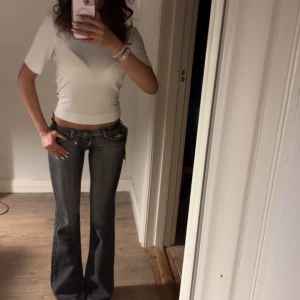 Lågmidjade bootcut jeans - Säljer ett par ursnygga bootcut jeans med lågmidja! De är helt nya med lappen kvar! Köpte de i Danmark för en månad sen och tyvärr är de lite för små på mig så kan inte använda dom. Midje måt: 36 cm och innerbenslängden är ca 80 cm.                                                                                På sista bilden visar jag jeansens defekt! Har du gylfen uppdragen och jeansen passar dig så ska inte det synas alls! Hör av er för frågor💕