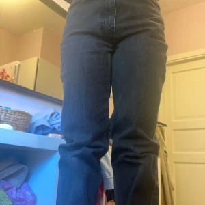 Gråsvarta jeansbyxor från Gina Tricot - Säljer ett par gråsvarta jeansbyxor från Gina Tricot med hög midja. Jeansen har raka ben och är tillverkade i ett robust denimtyg. Perfekta för dig som gillar en tidlös och enkel stil.