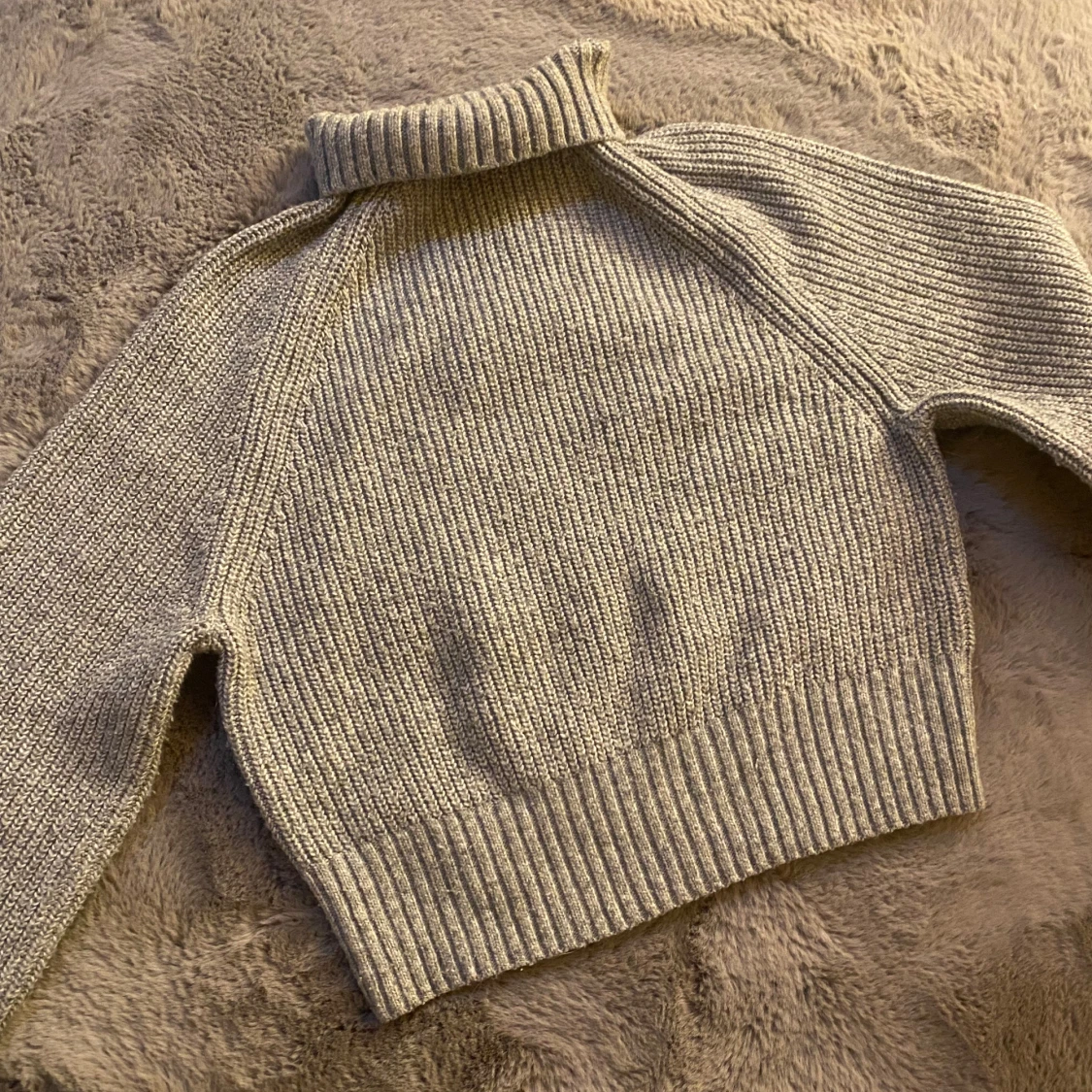 Grå stickad tjock tröja