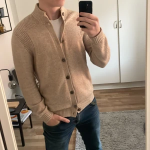 Massimo dutti cardigan  - En stilren och fräsch cardigan från Massimo dutti. Inga defekter. Storlek är L men passar också M. Jag är 182 och väger 80kg. Kom gärna dm om du har några funderingar!