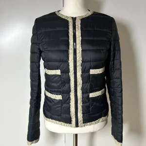 Jacka mango dunjacka svart och vit  - Superfin trendig jacka från mango. Svart och krämvit/beige. Fint skick. Storlek s eur size och xs usa size. Passar en xs och s. Köp sker via köp nu, jag postar inom 24h. Kvar tills markerad såld 