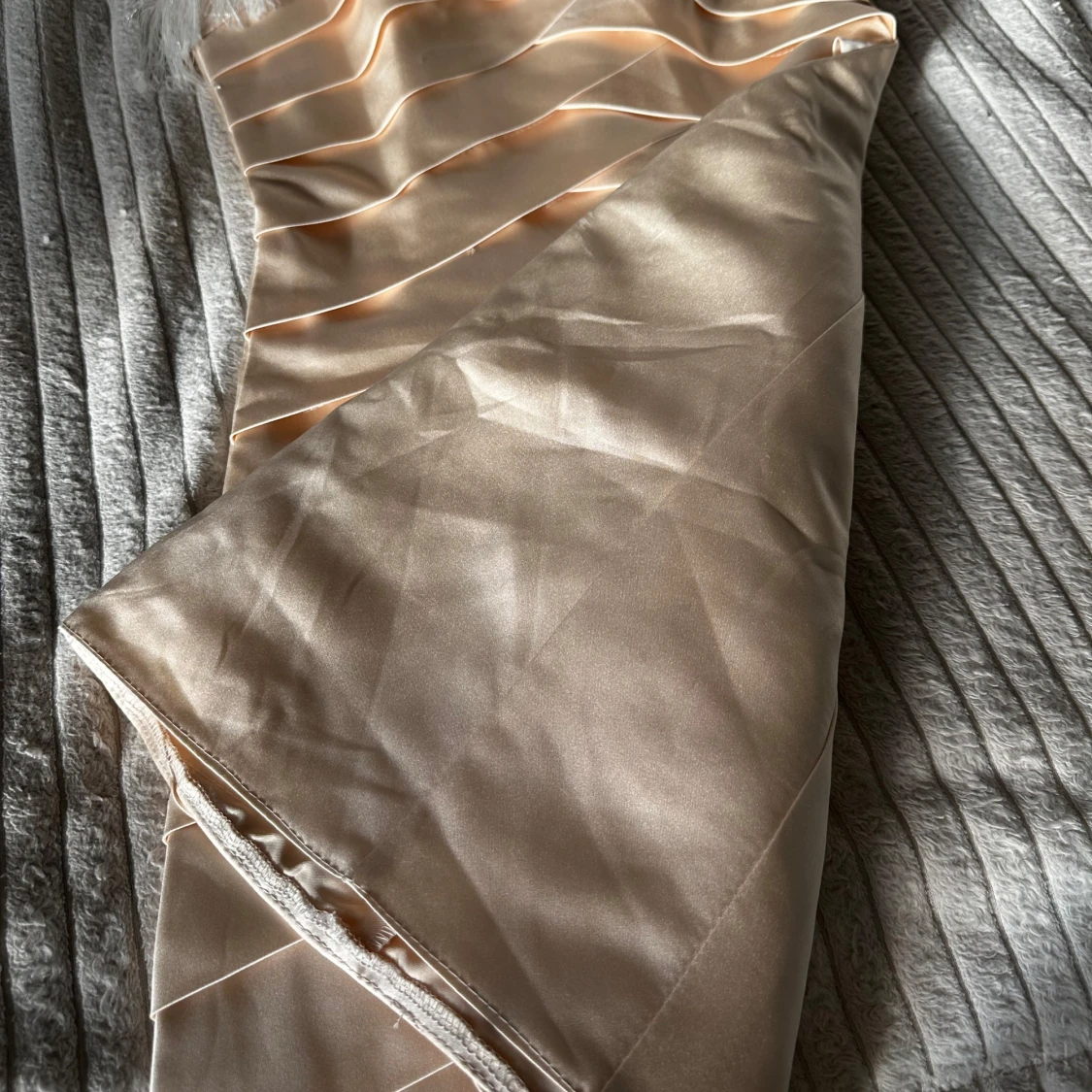 Champagnefärgad miniklänning med fransdetalj - 2