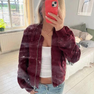 Vinröd bomberjacka med dragkedja - Super snygg vinröd bomberjacka 