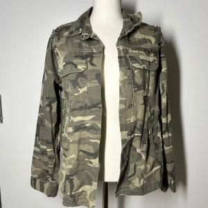 Camouflage jacka  - Camo jacka, typ jeanstyg. Storlek s Från Capri. ”stenar” som sitter på axlarna kan saknas eller sitta löst. Skriv för bild på detta. Köp sker via köp nu, jag postar inom 24h. Kvar tills markerad såld