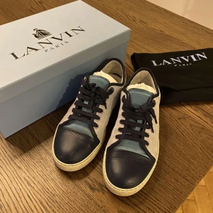 Lanvin skor  - Snygga sneakers från Lanvin i blått och vitt med mörkblå detaljer och snörning. Storlek 41 passar 42 lika väl! Bra skick sparsamt använda. Box och dustbag ingår! 