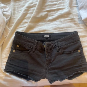 lågmidjade jeansshorts  - ett par svarta lågmidjade jeansshorts som tyvärr är för små för mig.