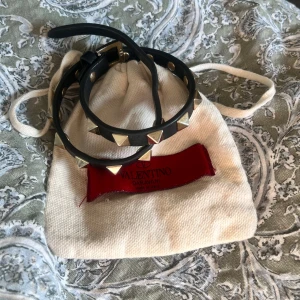 Valentino armband - Säljer mitt skitsnygga dubbel valentino armband🤩🤩🤩den har varit väl omhändertagen. Den har guldnitar, alla kvar och dustbag tillkommer