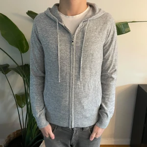 Kashmir/Merinoull Hoodie - En riktigt snygg Kashmir/Merinoull Hoodie i storlek XS!🌟 Modellen är 178. Använd max 3 gånger, nyskick! Hör av dig vid intresse eller minsta fundering!😊