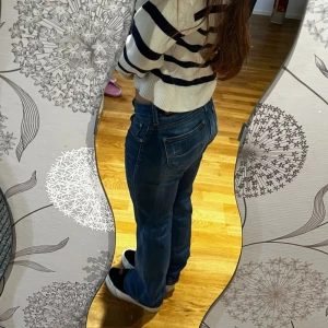 LEE Blå bootcut jeans med låg midja - Snygga blå jeans med låg midja och klassisk femficksdesign. Jeansen har en bootcut passform och är perfekta för en avslappnad stil. STRL 27 (midje: 39-40cm och innebenslängd: 76cm ! ) ❤️❤️❤️❤️