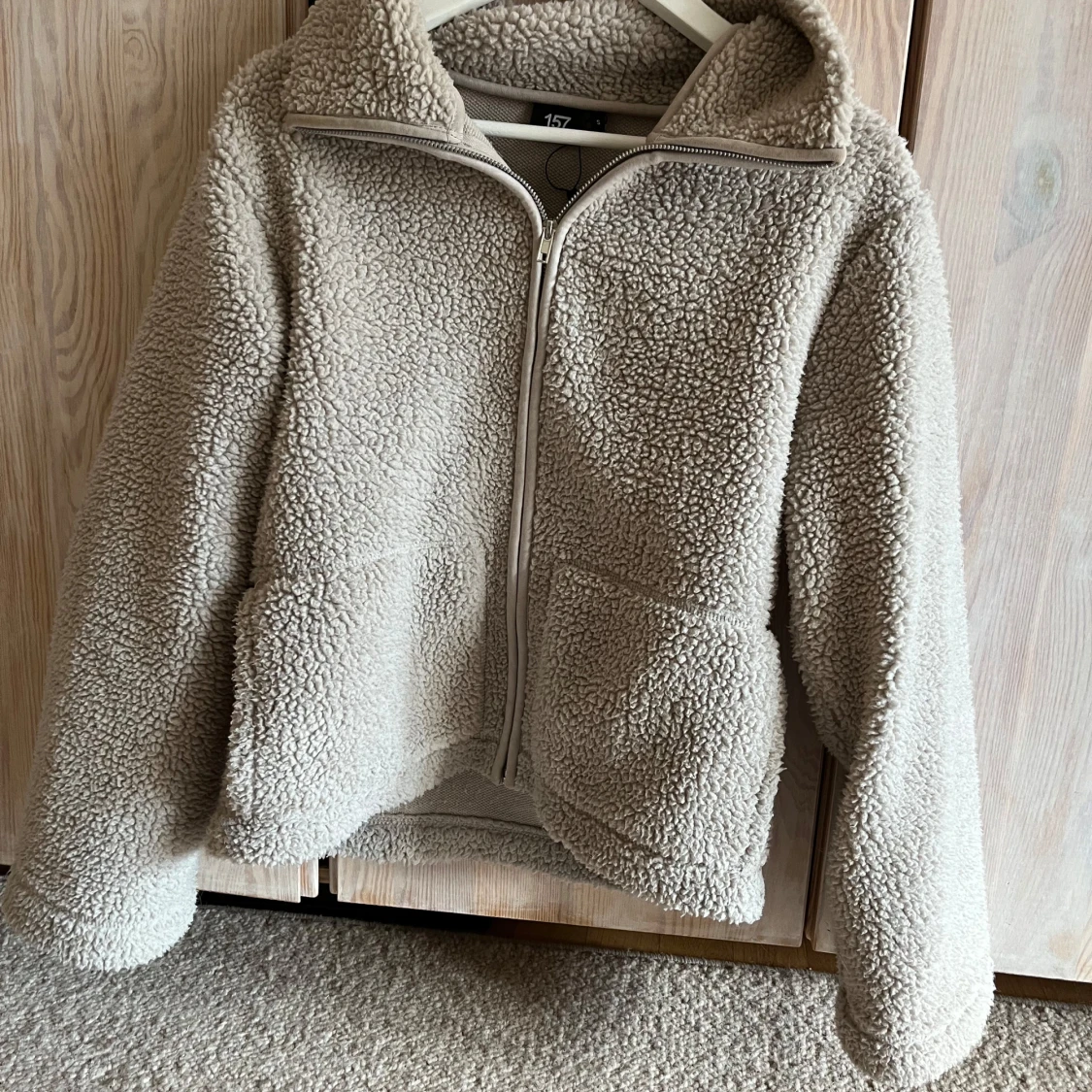 Beige teddyjacka från 157