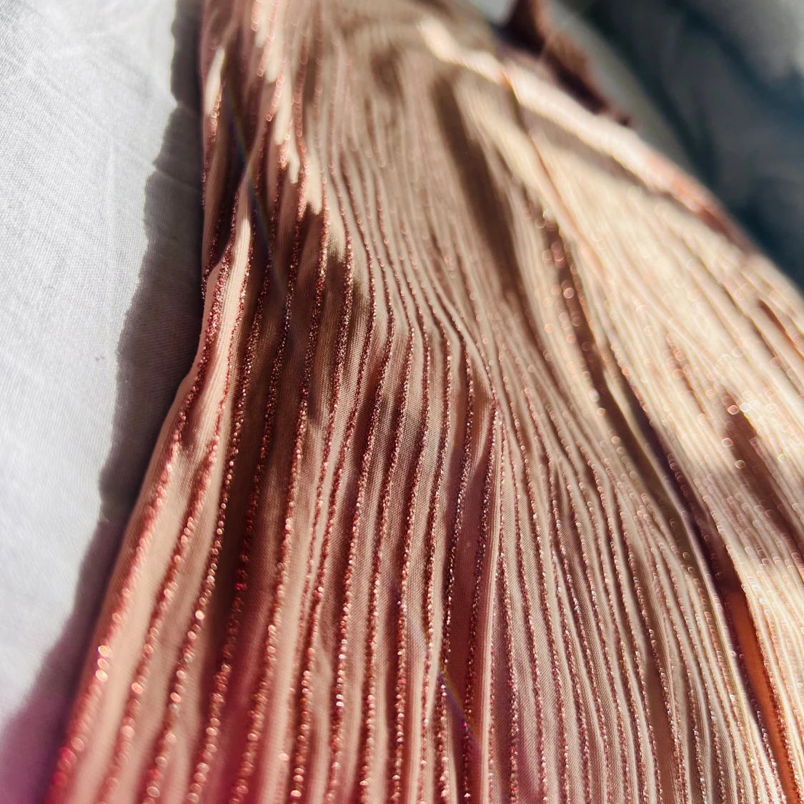 Glittrig långklänning i persikoton - 2