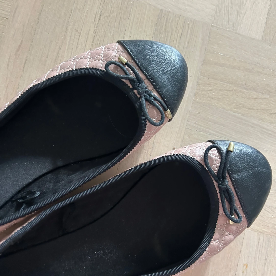 Beige quiltade ballerinaskor med svarta detaljer från H&M - 1