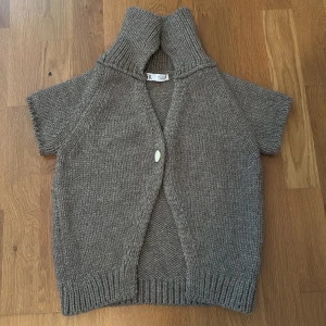 Zara kofta - Säljer vidare då den ej kom tills användning 🙏🏻Kofta, nyskick, storlek s, bara använt en gång, säljer pga inte riktigt min stil💗 pris kan diskuteras😉