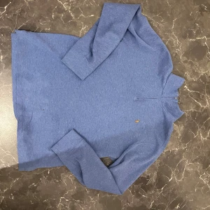Ralph lauren half zip - Säljer en riktigt fräsch ralph lauren half zip, den är köpt november 2024 i en köpcentrum på mallorca, och är använd kanske 3 gånger sen dess. Nypris ligger på 180 euro (ca 2000kr) den är M och är lite stor i storleken. Pris går att diskutera